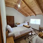 ゲストハウス Korabi Ceren