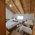 ゲストハウス Korabi Ceren